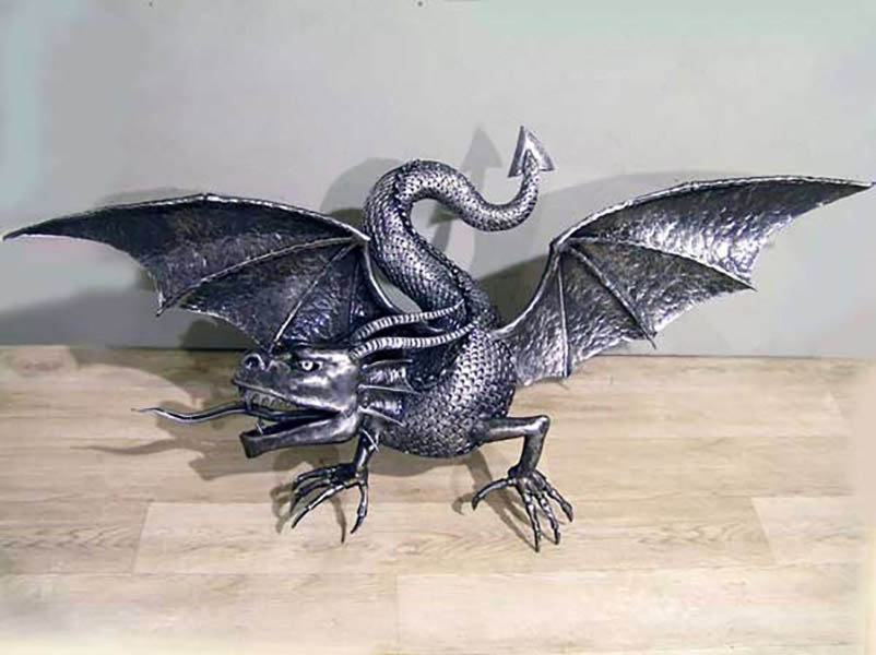 Кованый дракон с крыльями