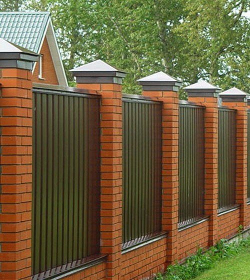 Забор из профнастила с кирпичными колоннами