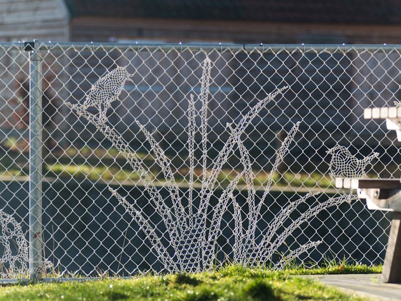 Забор из сетки рабицы с птицами